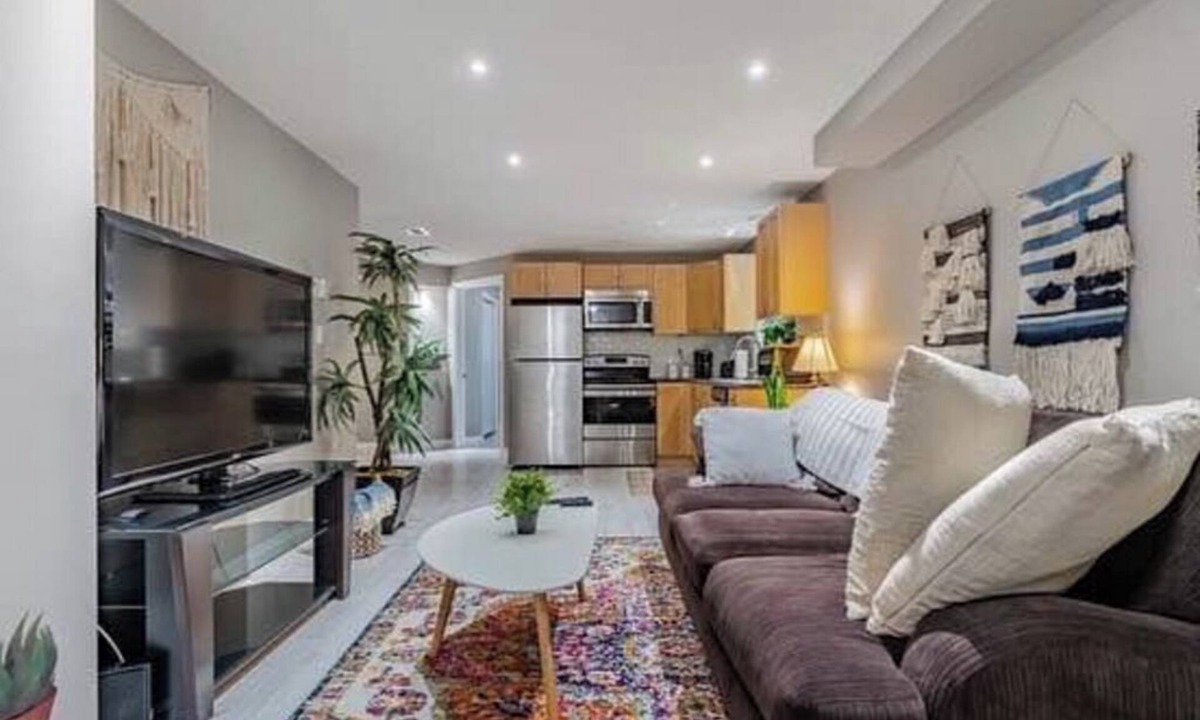 Saskatoon House | 2 Bedrooms | Near YXE Airport | Safe Quiet Area