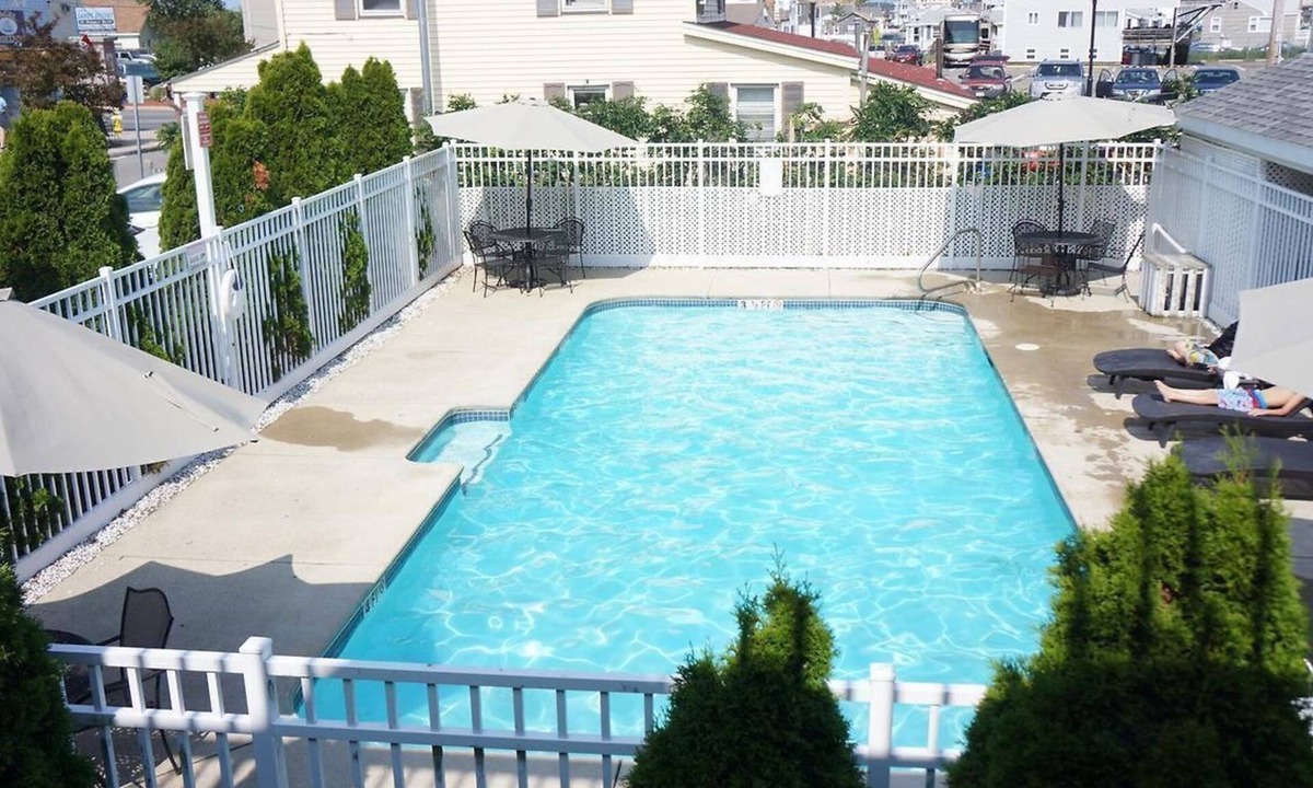 Hampton Apartment | 2 bedrooms with shared pool. apt1