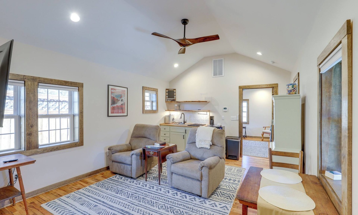 Hot Springs Cabin | 2 Blocks to Appalachian Trail! Couple's Retreat