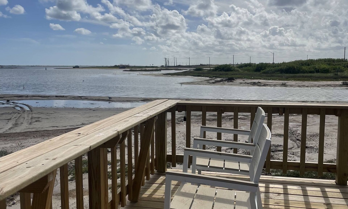 Flour Bluff Condo | 2 BR condo Lovely beach view, just steps from the water!