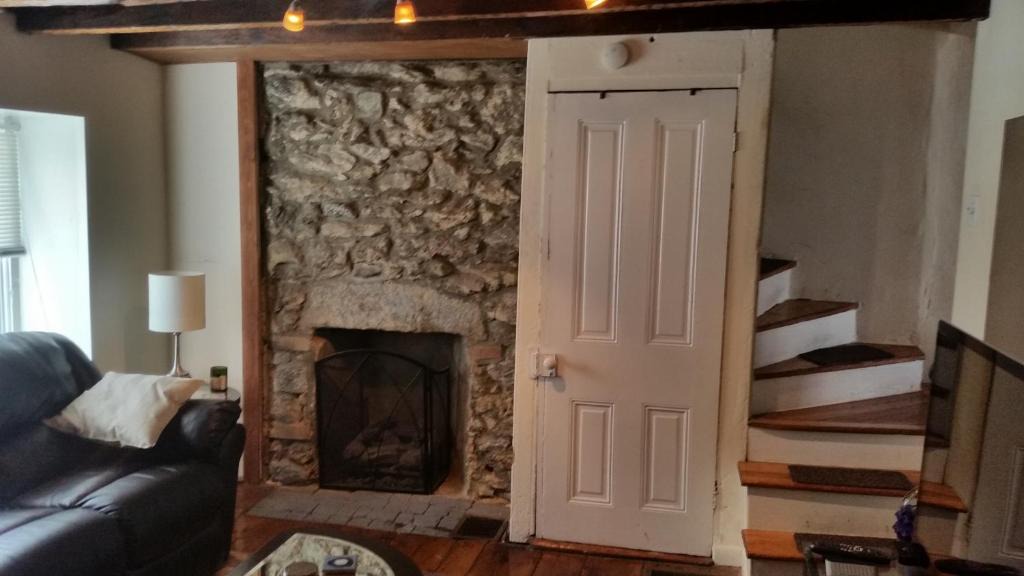 Manayunk Apartment | 2 BR Cozy Trinity home Manayunk Phila