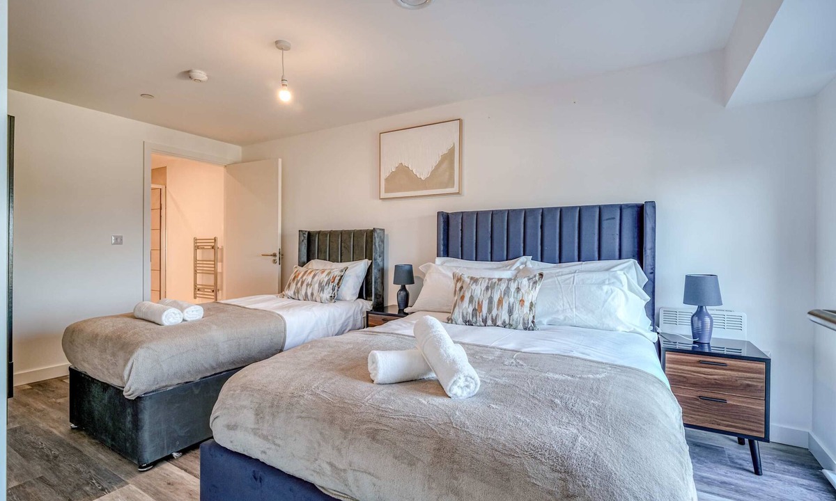 Eccles Apartment | 2-BR Flat | City & Town Centre View | 1 Minute to Train & Tram Station | Sleeps 5.