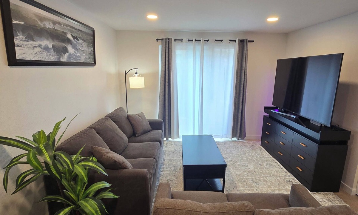 Roosevelt Apartment | 2 BR/Modern & Bright/Near Downtown Bellingham