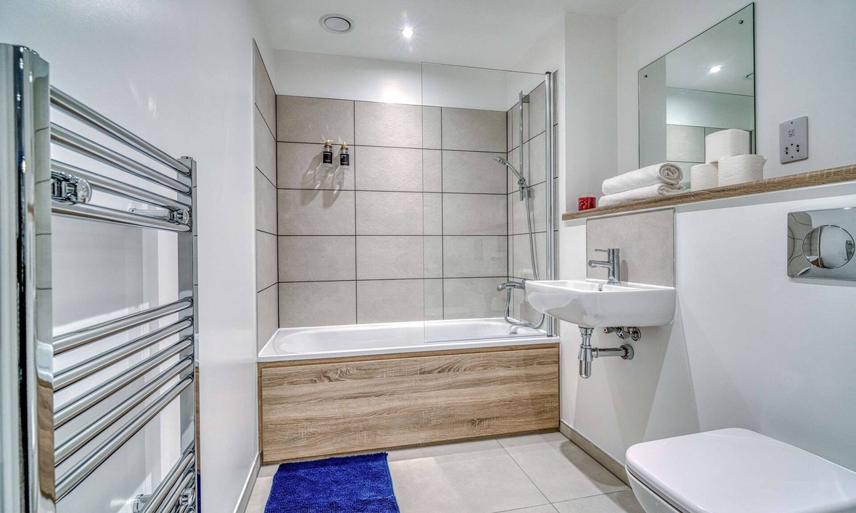 Eccles Apartment | 2-BR Near Salford Royal | City & Town Centre View | 1 Minute to Train & Tram Station | Sleeps 6.