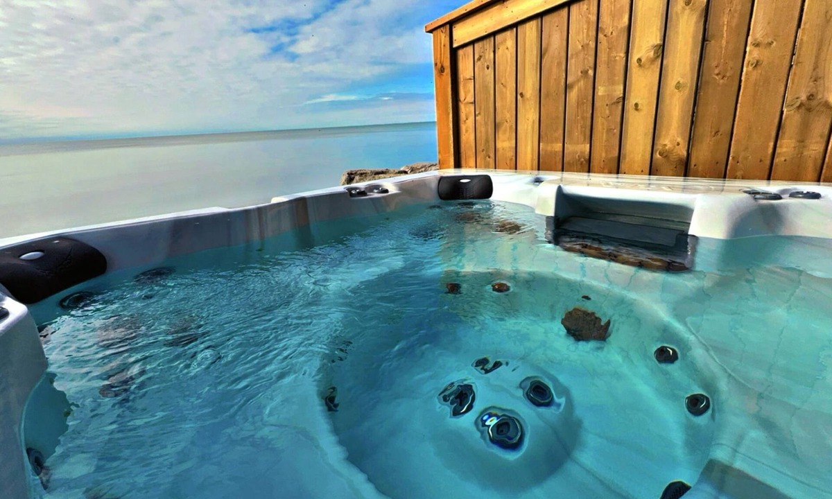 Leamington Cottage | 2 BR Point Pelee Lakehouse | Hot Tub and Beach