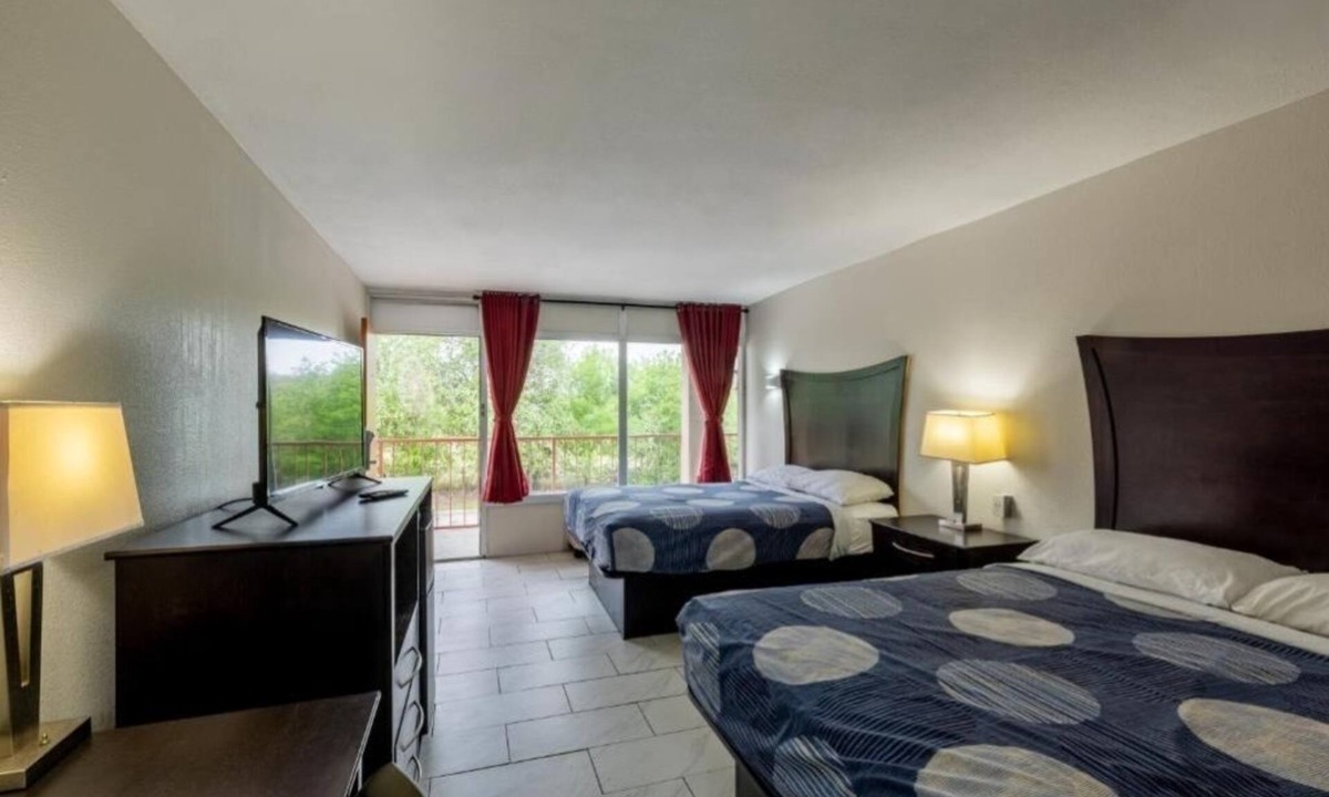 Beeville Hotel | 2 Budget-Friendly Rooms w/Breakfast, Parking, Pet-Friendly Stay