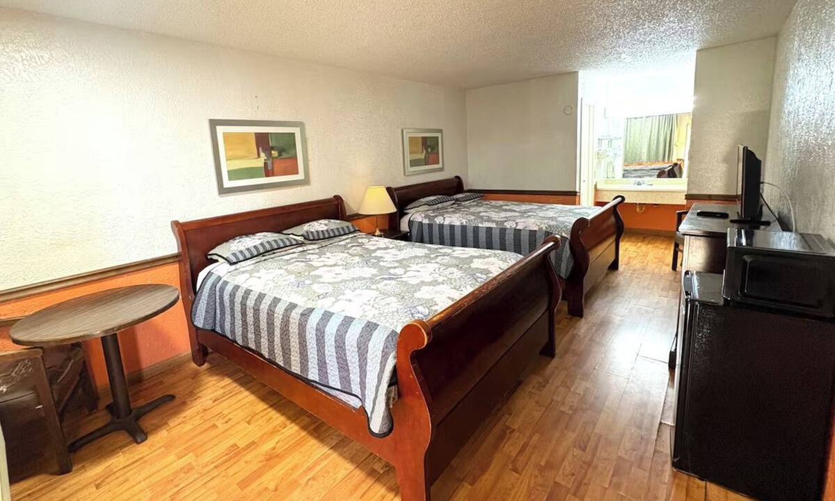 Victoria Hotel | 2 Budget-Friendly Rooms w/Free Parking, Near The Texas Zoo - 4.9 miles away