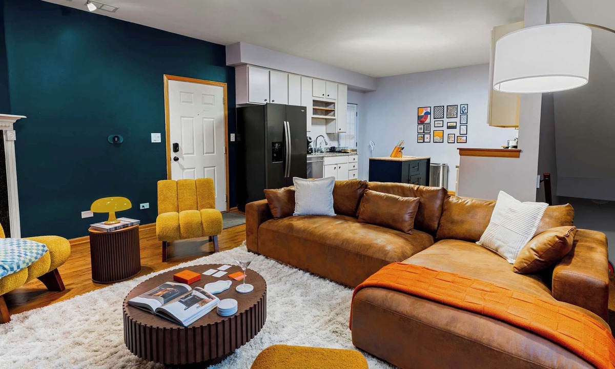 West Town Apartment | 2-Car Parking, PingPong, Arcade, 3 Floors!