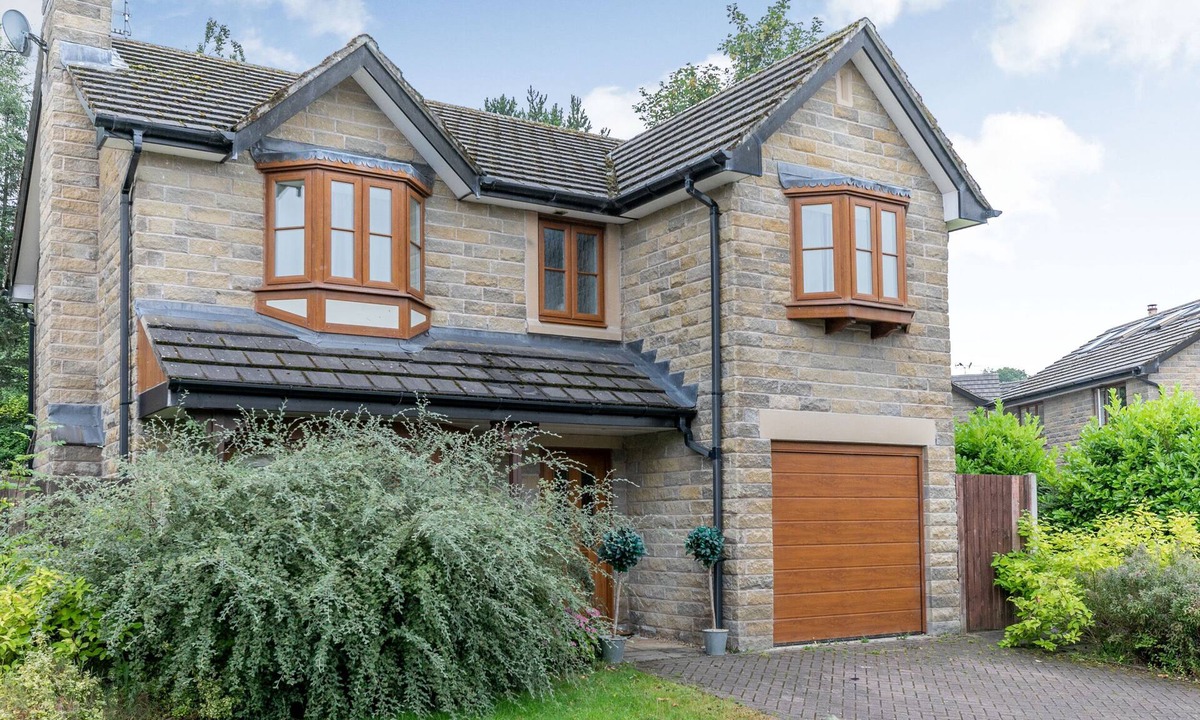 Padfield House | 2 CARR FARM CLOSE, family friendly, with hot tub in Glossop
