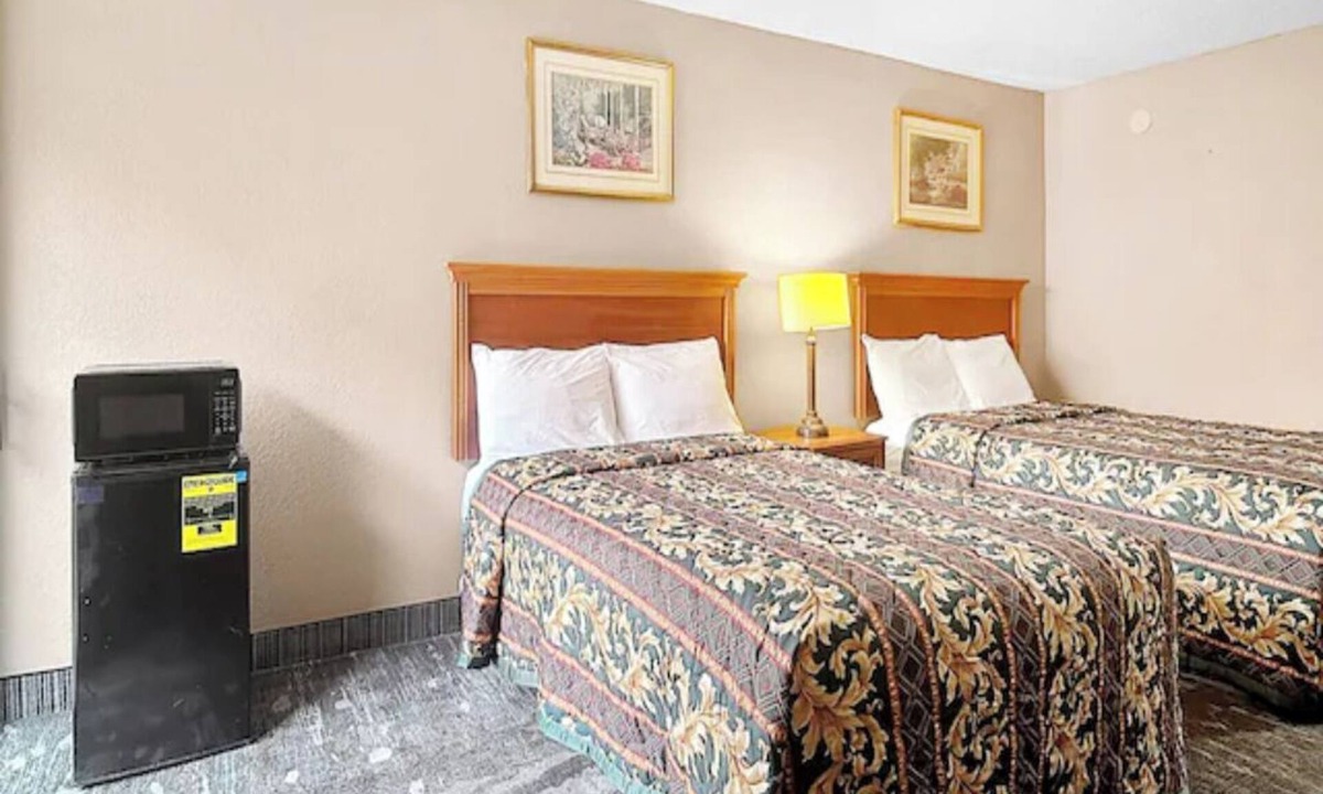 Whitehaven Hotel | 2 Charming Rooms Near Dinings & Downtown Attractions | Free On-site Parking