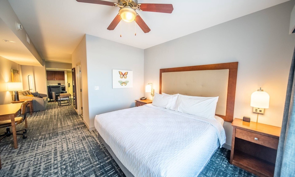 Kutzky Park Hotel | 2 Comfortable Accommodation! Kitchen, Pet-Friendly, Indoor Pool, Free Breakfast!