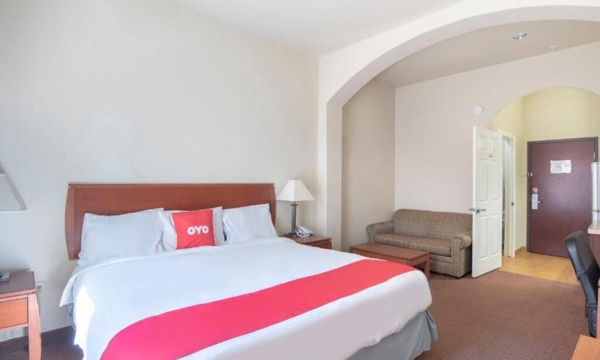 Clute Hotel | 2 Comfortable Rooms for Families w/Nearby Dining & Attractions