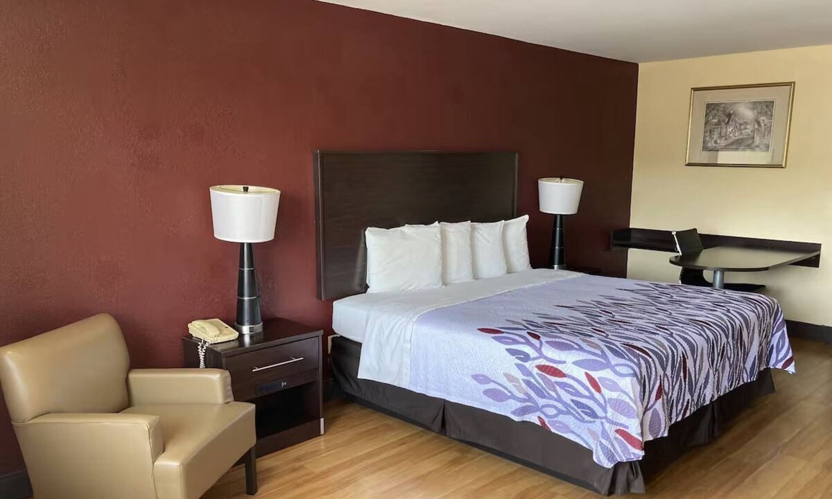Cleveland Hotel | 2 Comfortable Rooms w/Microwave & Fridge – Convenient