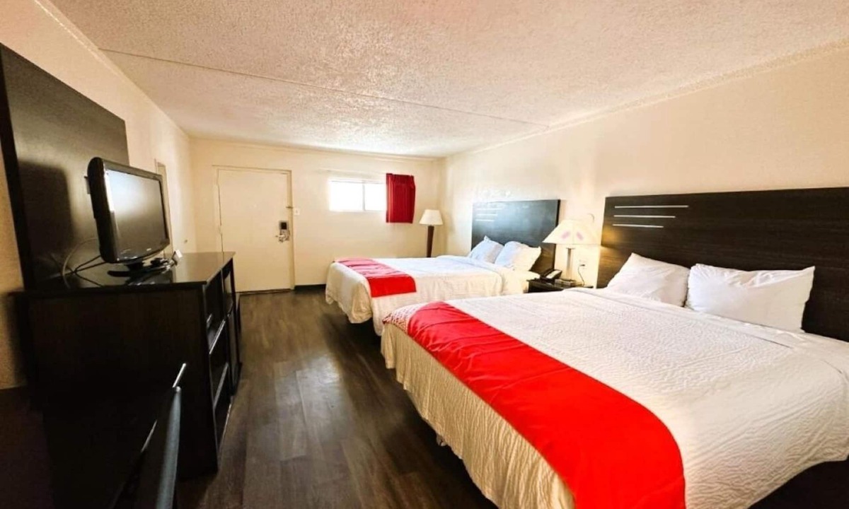 West San Antonio Hotel | 2 Comfortable Rooms Near Parks & Attractions - Outdoor Pool