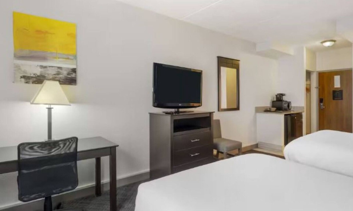 Mundelein Hotel | 2 Comfortable Suites w/Breakfast | Close to Cuneo Mansion and Gardens - 3.8 mil
