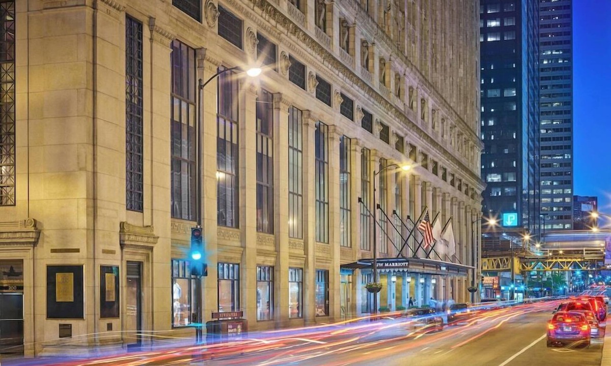 The Loop Hotel | 2 Connecting Suites at a 4.5⭐️ Hotel
