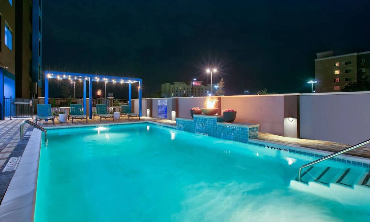Far North Central Hotel | 2 Convenient Rooms Stay Minutes from Six Flags Fiesta Texas