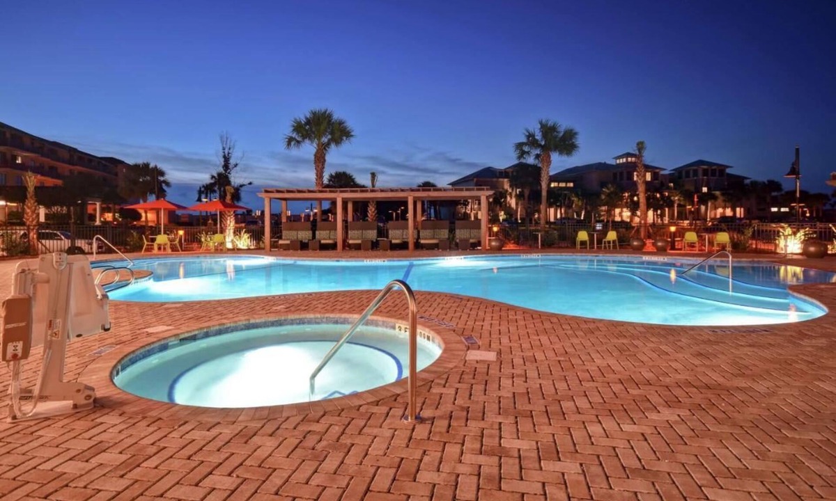 Jekyll Island Hotel | 2 Convenient Units w/FREE Breakfast, Pets Allowed. Close to Glory Beach!