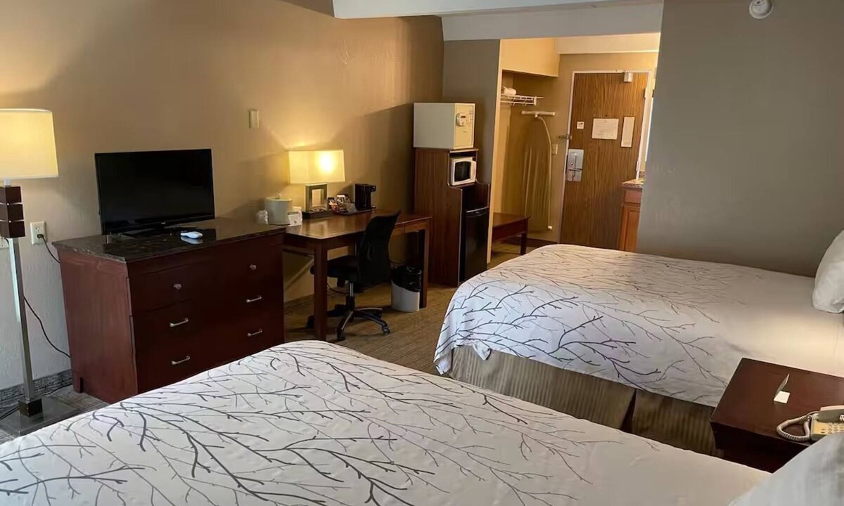 Urbana Hotel | 2 Convenient Urbana Suites with Full-Sized Bed and Free Continental Breakfast