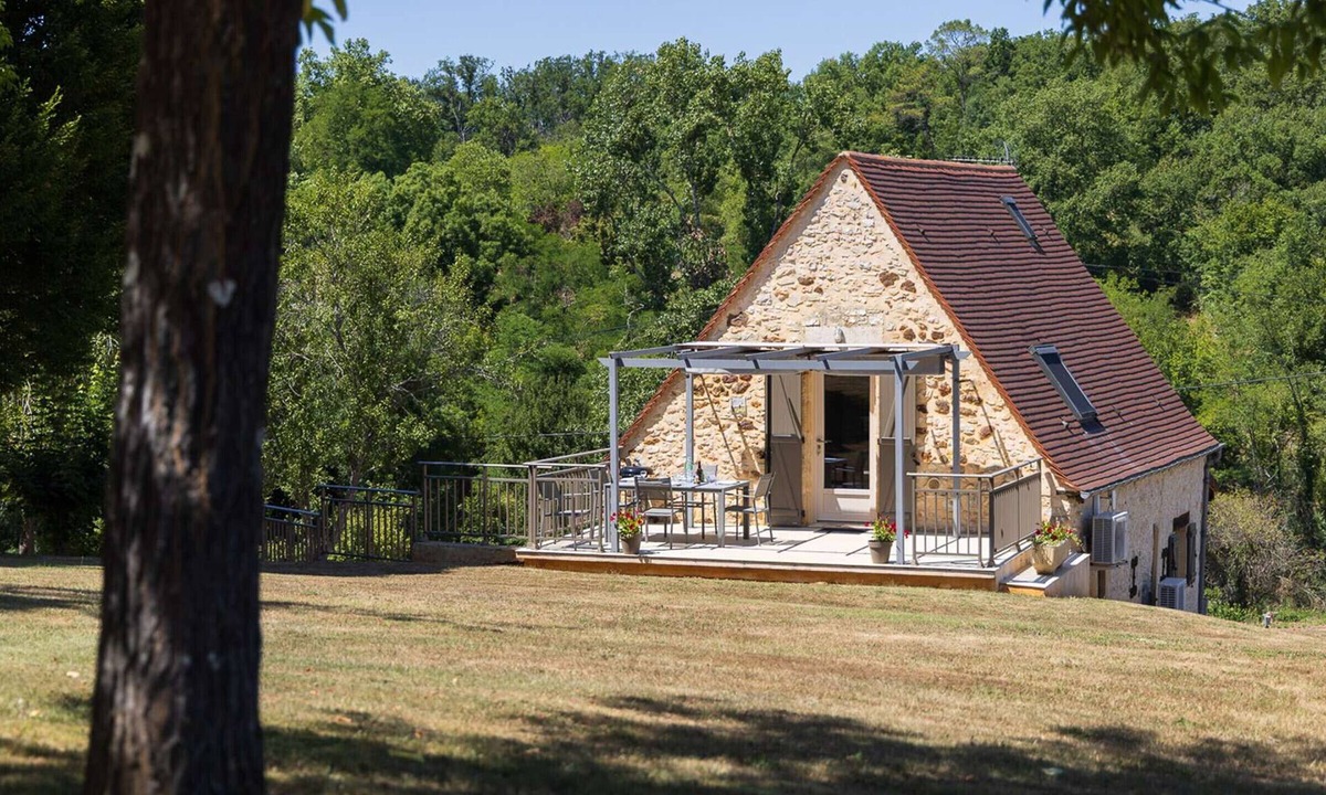 Gourdon House | 2* Cottage with shared pool and rustic charm in nature