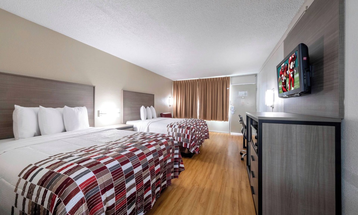 Charlottesville Hotel | 2 Deluxe Rooms w/Free Breakfast — Comfortable Stay for Two Groups