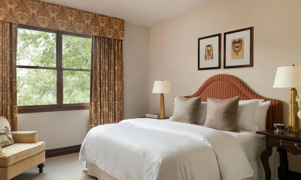 Uptown Hotel | 2 Deluxe Suite | Hotel Granduca | Suite Near Uptown Park Shops & Dining
