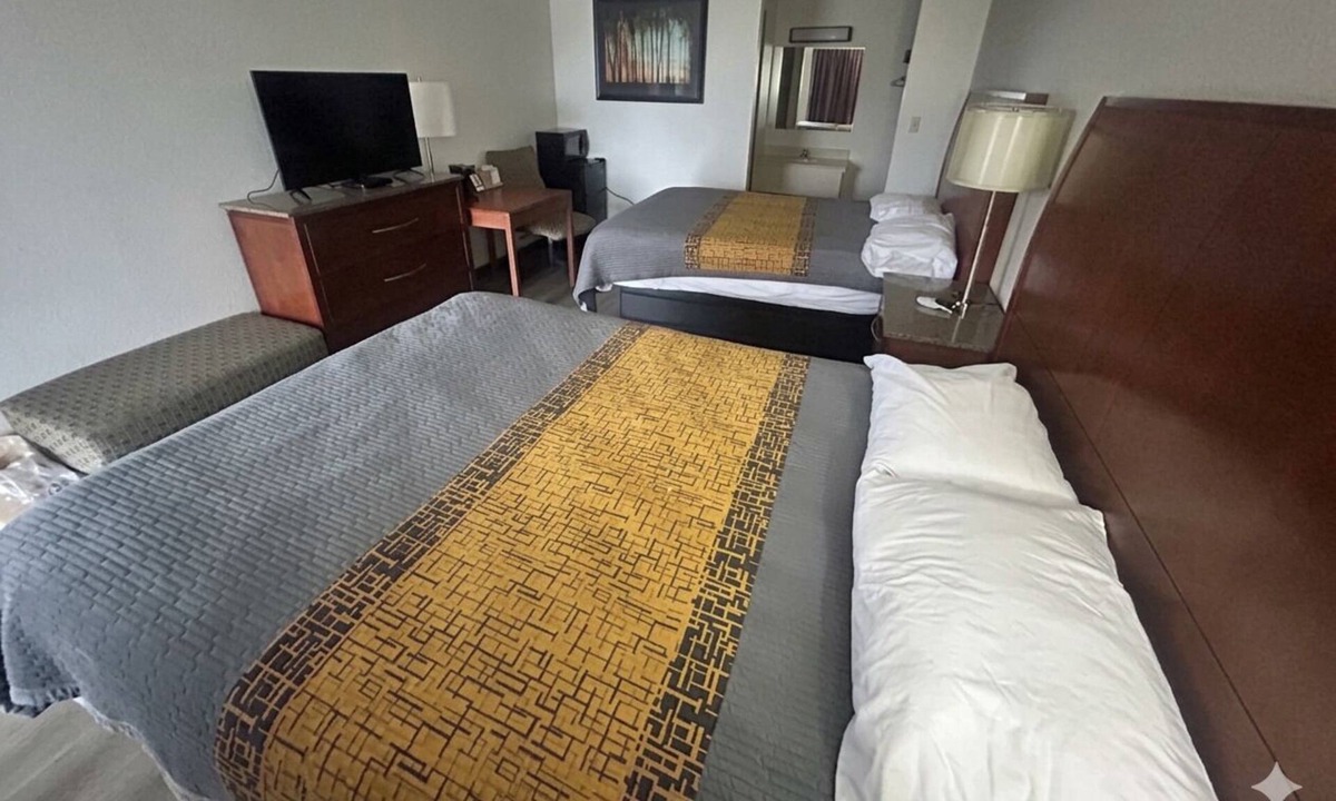 Greenville Hotel | 2 Family-Friendly Accommodations near Greenville Square | Free On-site Parking