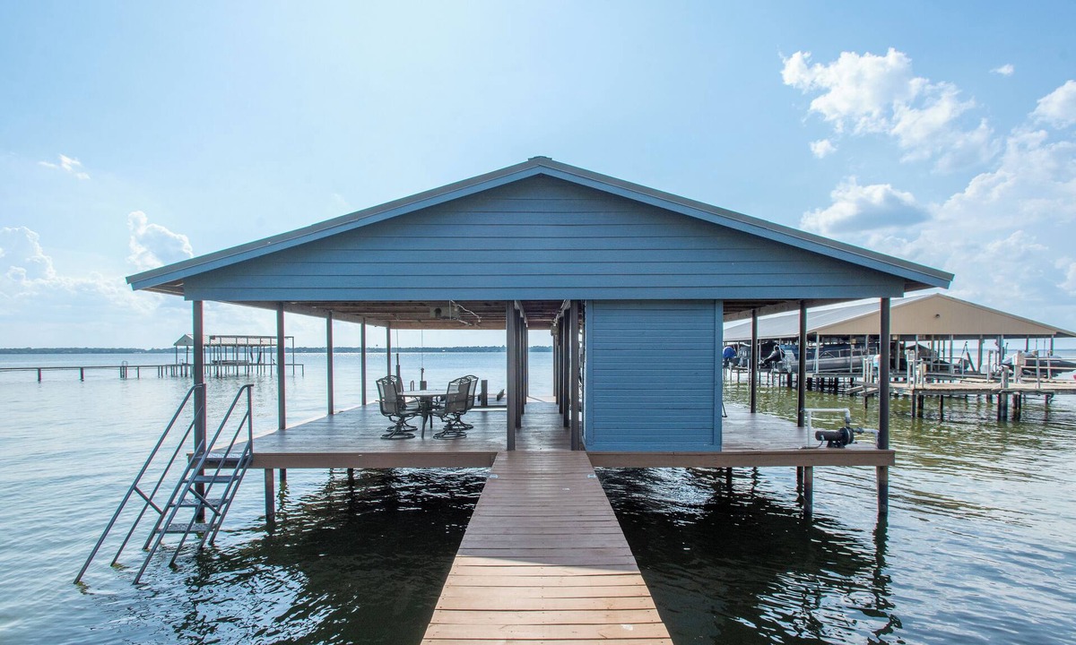 Leisure Land House | 2 Free Kayaks! Gorgeous Home with Great Lakefront Outdoor Space