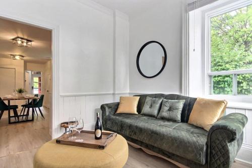 Quartier 5-4 Apartment | 2 Full 2BR Apts Hot Tub & 4 Parking 8m Old QC
