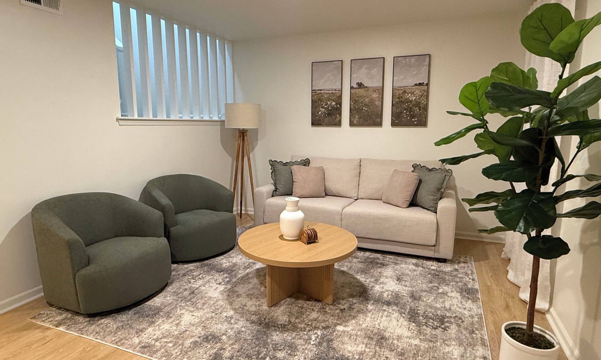 Drayton Apartment | 2 full master suits with 1 king bed and 2 twins!
