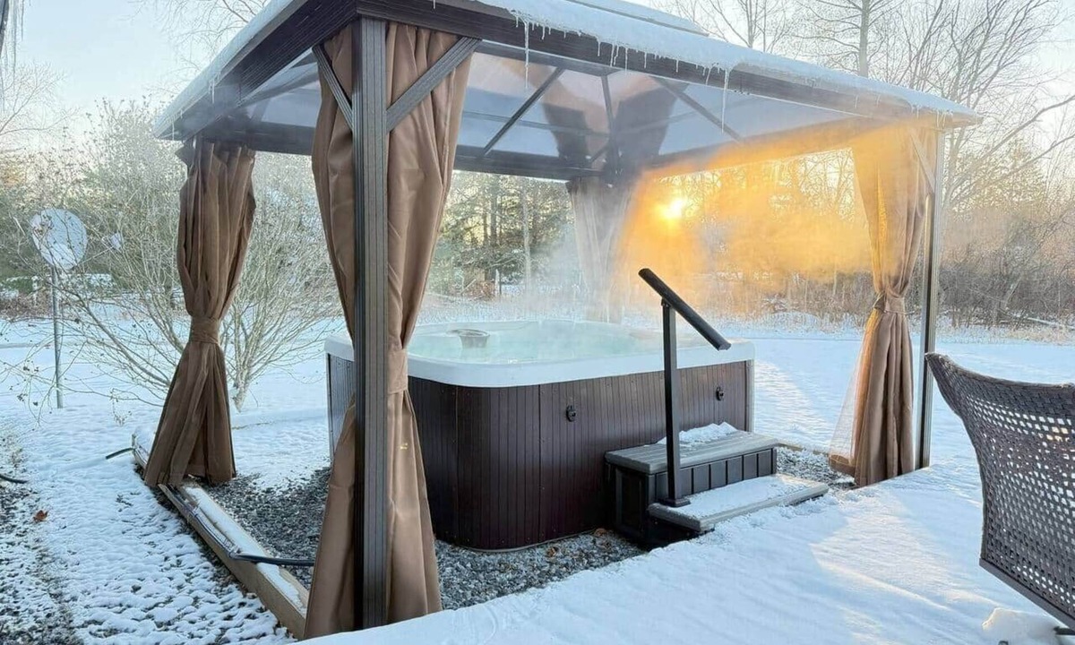 Hudson House | 2 FUN Apt w/2 Private Hot Tubs | 4BR, 2BA