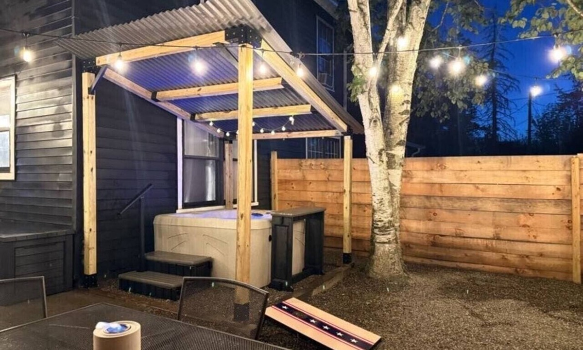 Hudson House | 2 FUN homes w/2 Hot Tubs | 4BR, 2BA | PET Friend