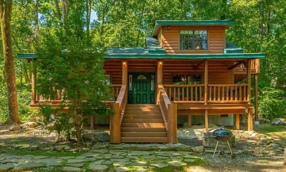 Trenton Cabin | 2 Hideaway Cabins | 2 Hot Tubs | Dog Friendly