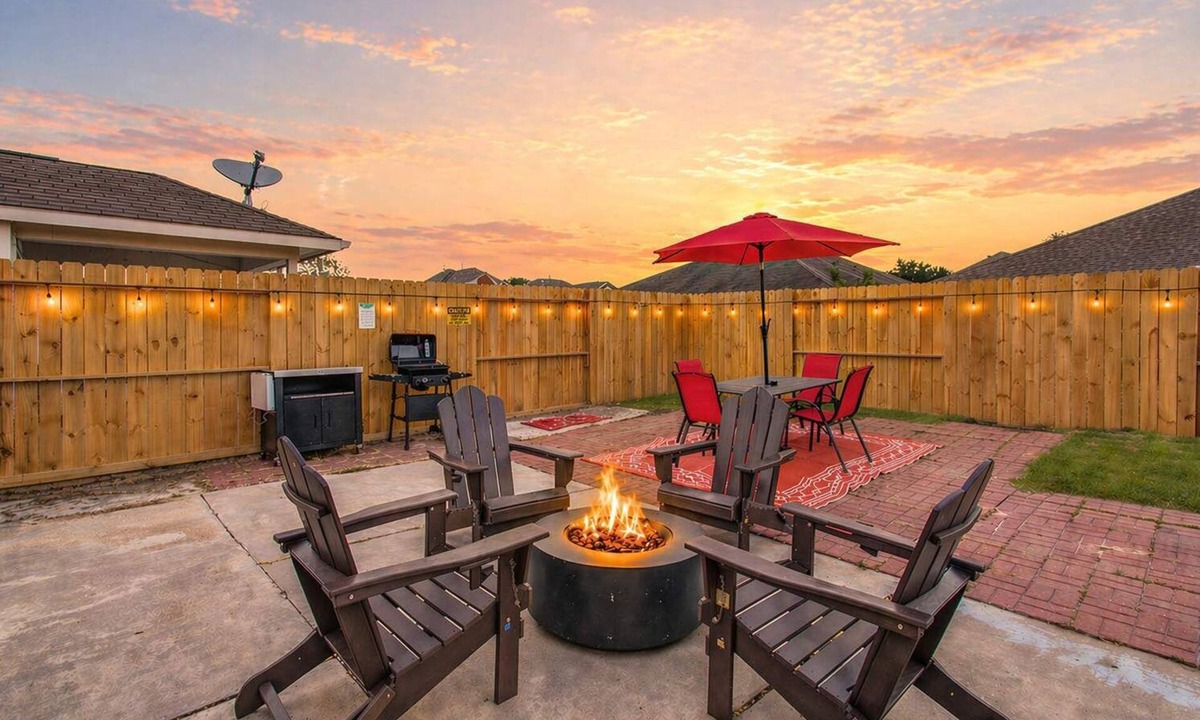 Clodine House | 2 Homes 8BR (sleeps 18) Game Room & Backyards