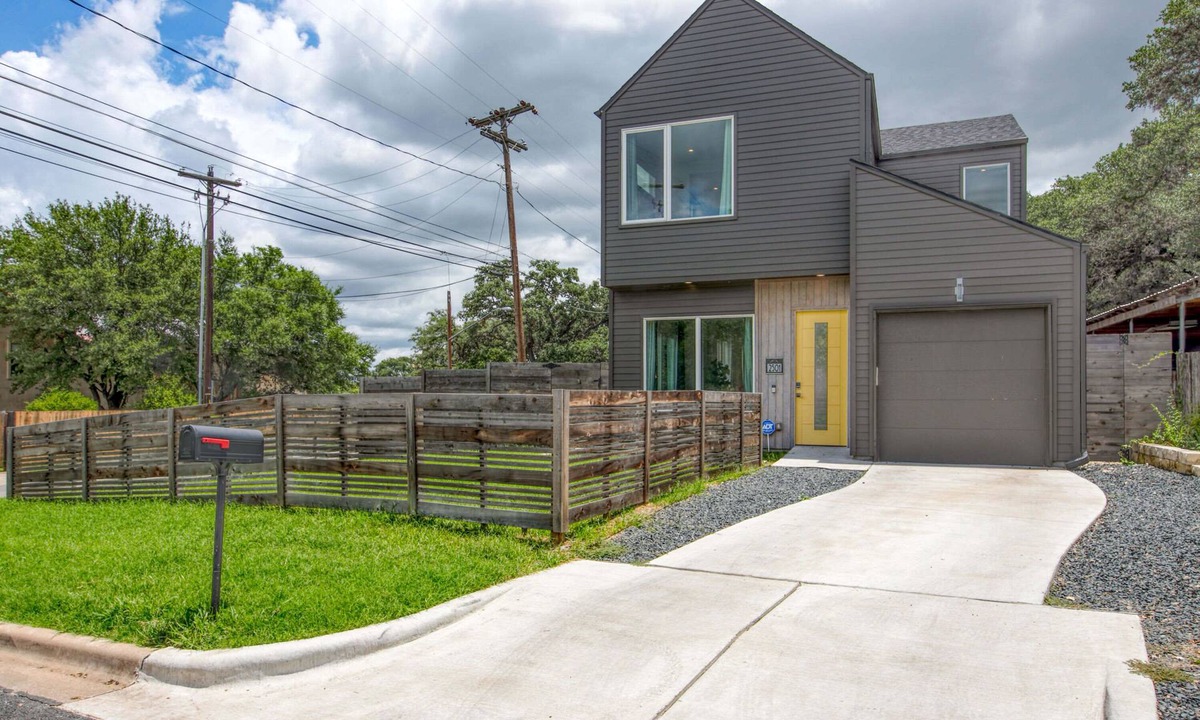 Galindo House | 2 Homes in 1! Centrally located near SoCo