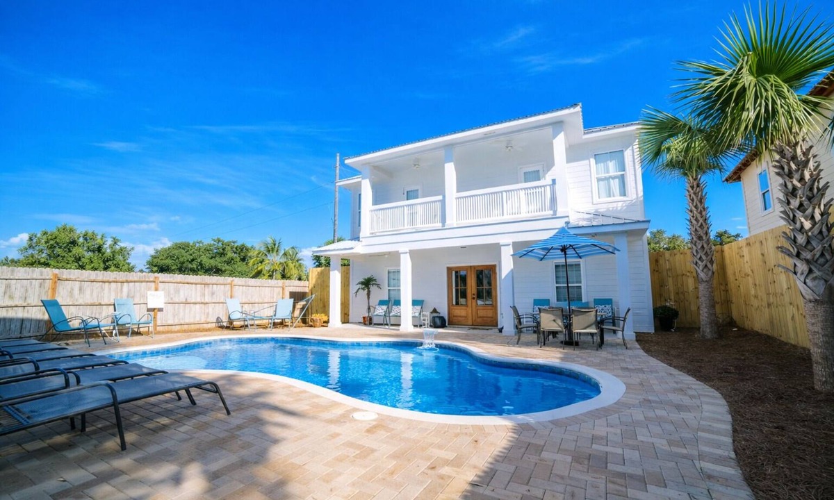 Crystal Beach House | 2 Homes in One | Putting Green | Pool | Golf Cart