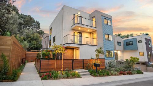 Point Loma Heights House | 2 Homes in San Clemente by AvantStay Sleeps 26 Steps from Sunset Cliffs Ocean Beach Dining