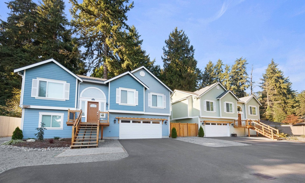 Seattle Metro Area House | 2 Homes Perfect for Large Groups