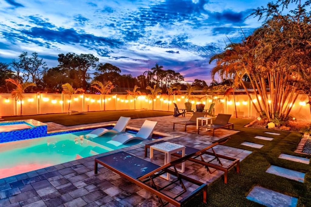 Bradenton House | 2 Hot Tubs+Pool+Putting Green+Sleeps 16