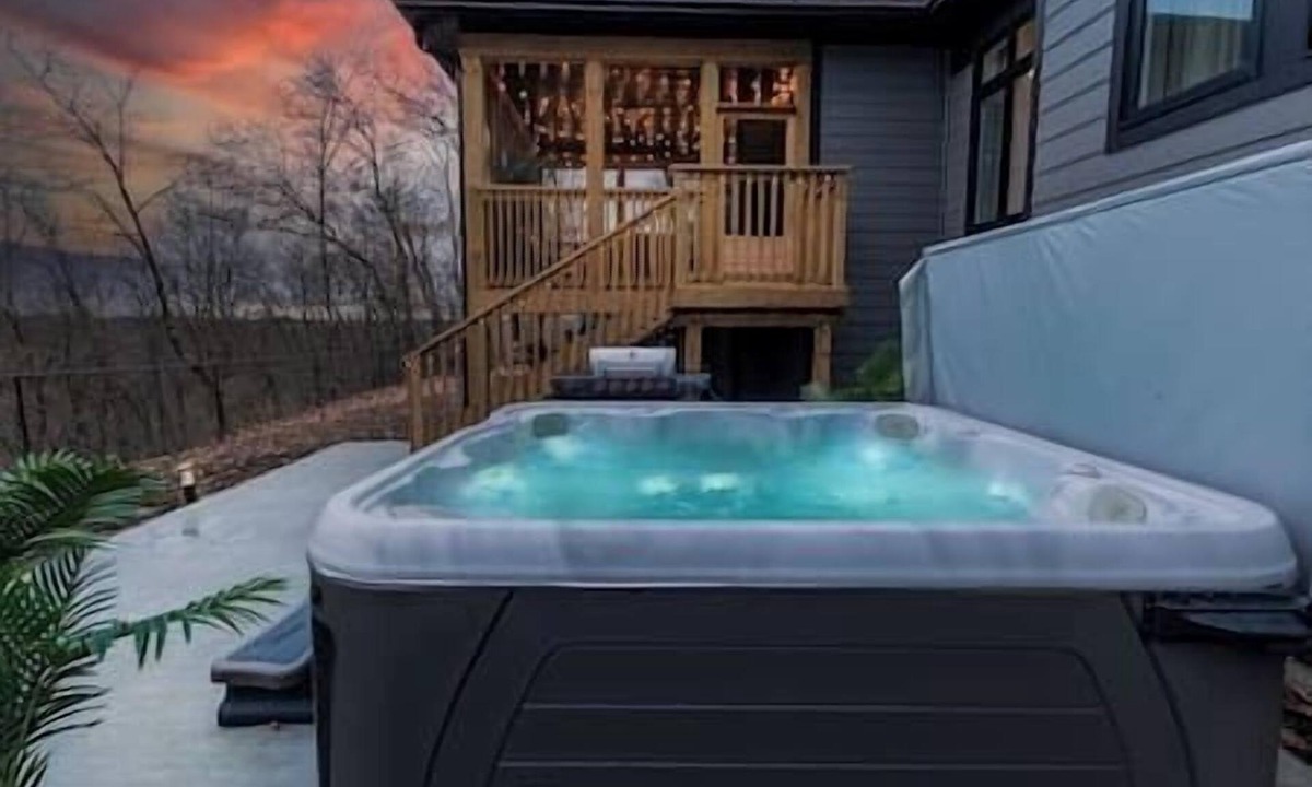 Dwight House | 2 Hot Tubs+Sauna+Games-Northern Lights & Horizons