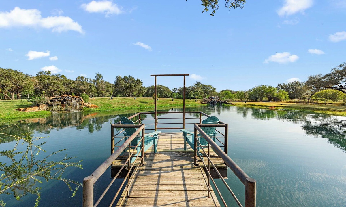 Columbus Other | 2 houses/5+bedrooms! Party Barn with games! Stocked Pond! On 5 acers-Sleeps 17