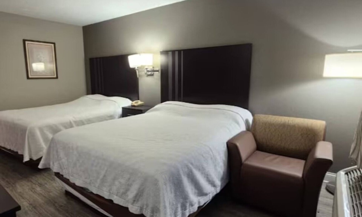 Merrillville Hotel | 2 Inviting Rooms Located Near Candy Factory, Mall & Park Trails | Free Parking