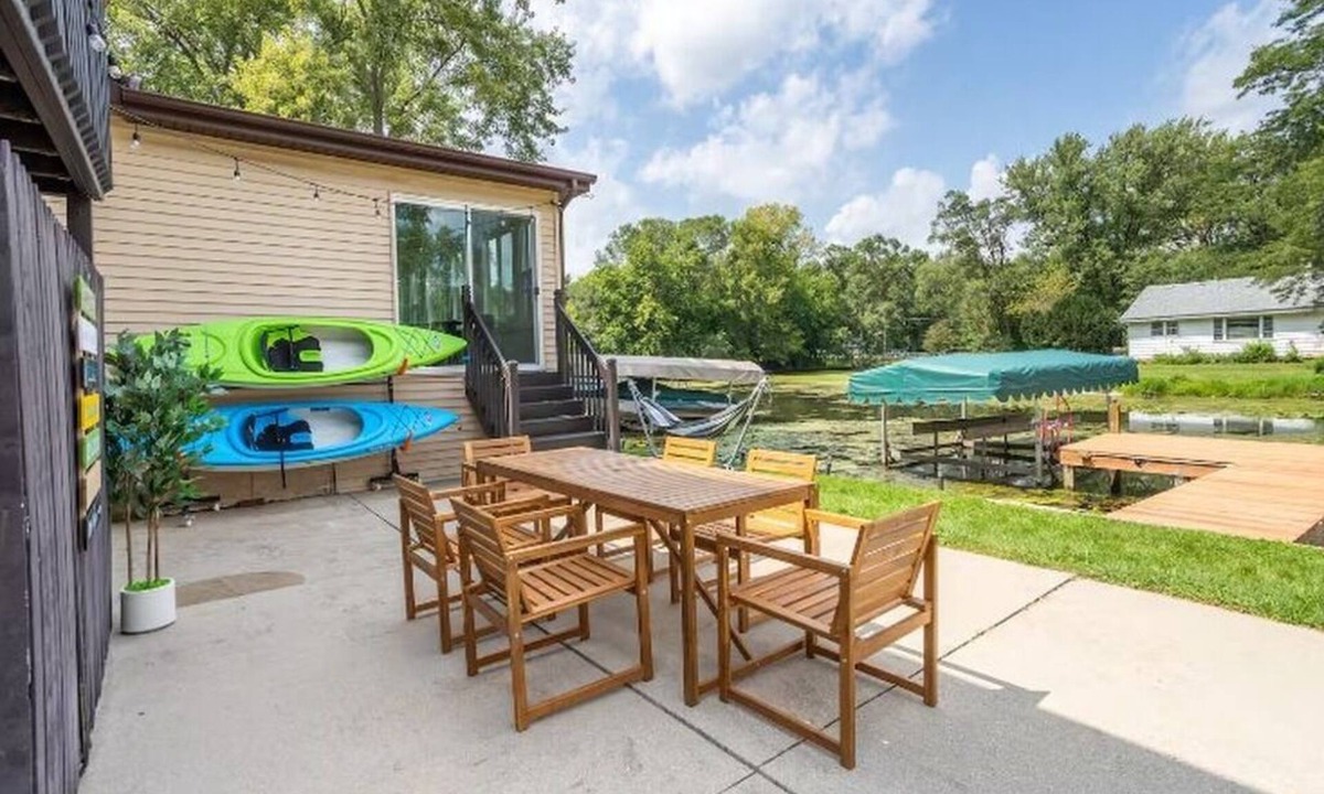 Pistakee Highlands House | 2 kayaks Game room Firepit BBQ grill Netflix WiFi