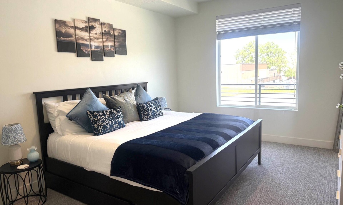 Downtown Salt Lake City Apartment | 2 King 2-bedroom near Convention Center - Garage Parking