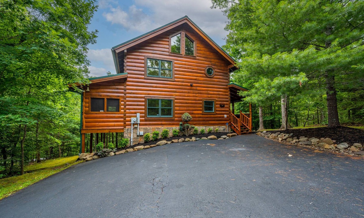 Sevierville Cabin | 2 KING SUITES, BOOK NOW FOR SPRING & SUMMER!