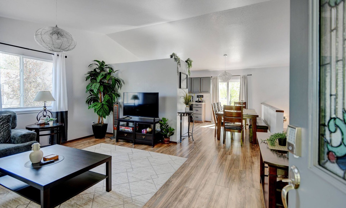 Loveland House | 2 King Suites + Game Room ~ A Gem on Turquoise St. Family friendly!