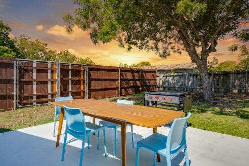 Blanco House | 2 Kings Hot Tub Modern Cottage Hill Country