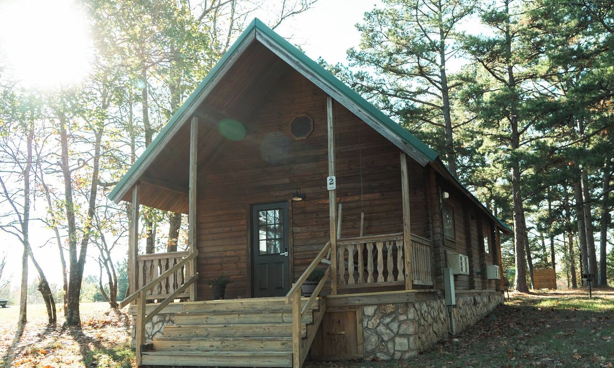Hattieville Cabin | 2 Lakeside : Charming 2-bedroom cabin with AC, WiFi in welcoming Solgohachia