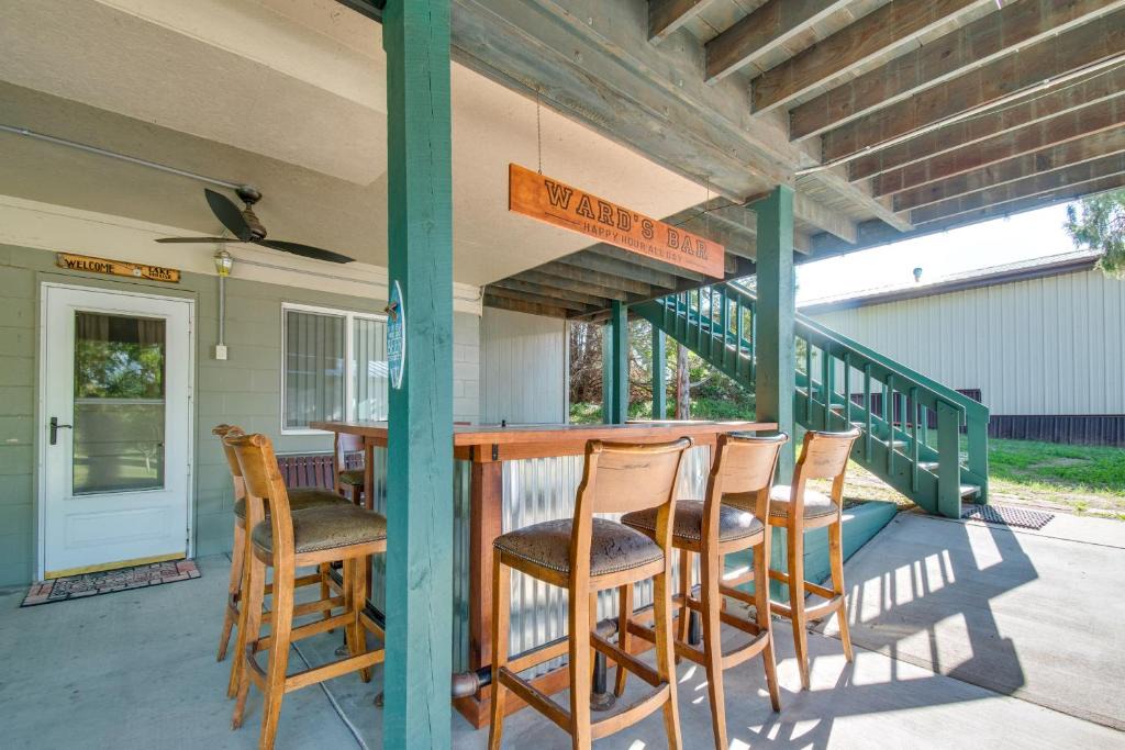 Lonergan House | 2-Level Home w/Deck: 1/2 Mi to Lake McConaughy!