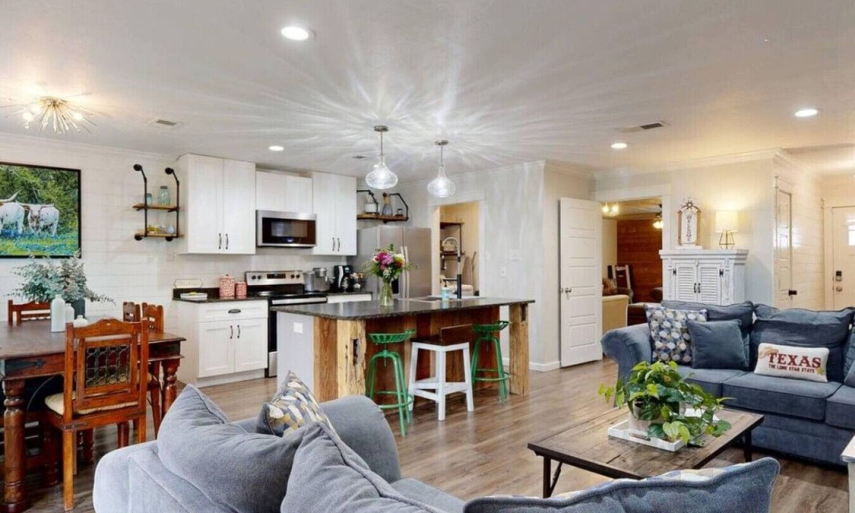 Bryan House | 2 Living Rooms, PlayStation Game System, Multiple Sleeping Areas, Pet Friendly!